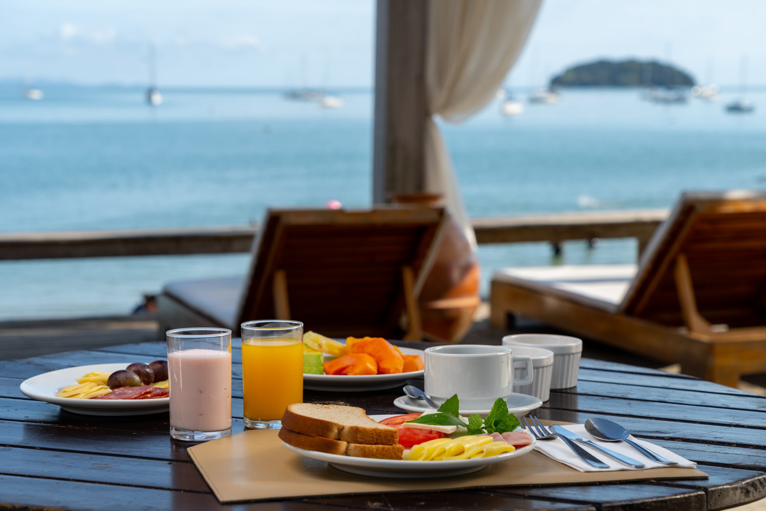 imagem do café da manhã com vista para o mar de Jurerê do Restaurante Alameda